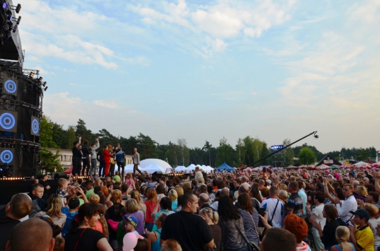 Tłumy gości pod ślesińską sceną