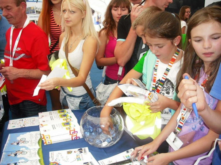 Uczestnicy konkursów w europejskim miasteczku