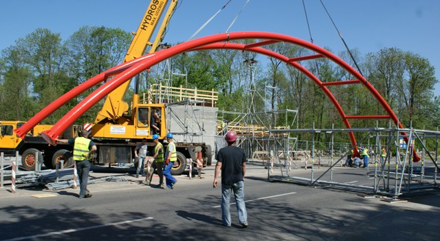 Licheń. Rozpoczął się montaż metalowej konstrukcji kładki w Grąblinie