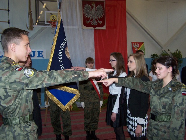 Ślubowanie uczniów klas I Liceum Ogólnokształcącego im. Adama Mickiewicza w Kleczewie i Zasadniczej Szkoły Zawodowej w Wilczynie
