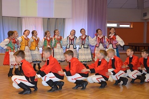 Kleczew. Dzieci i młodzież w tańcu