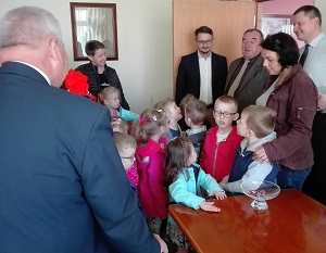 Przedszkolaki z "Krainy Wesołej Zabawy" odwiedziły starostwo