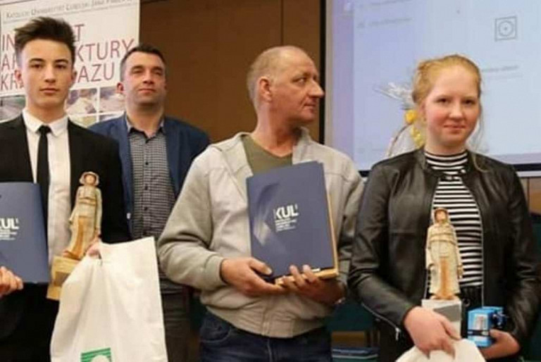 Julia Krzosek laureatką ogólnopolskiego konkursu "Bliżej Pszczół"