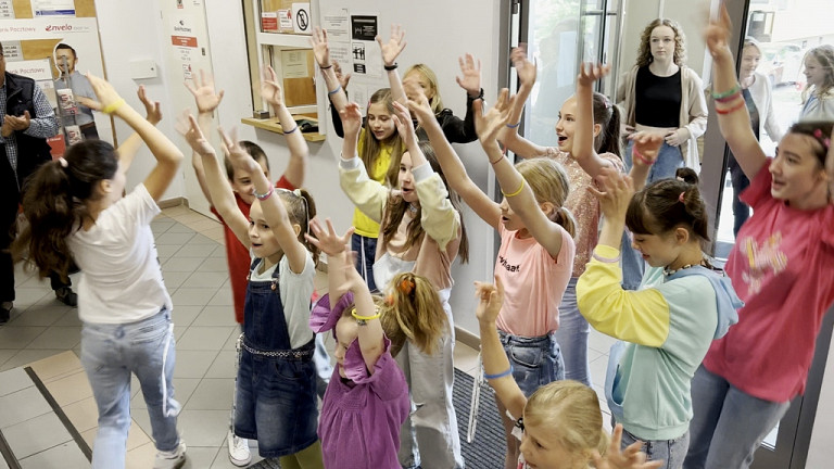 Wyśpiewali życzenia dla mam pracujących w starostwie