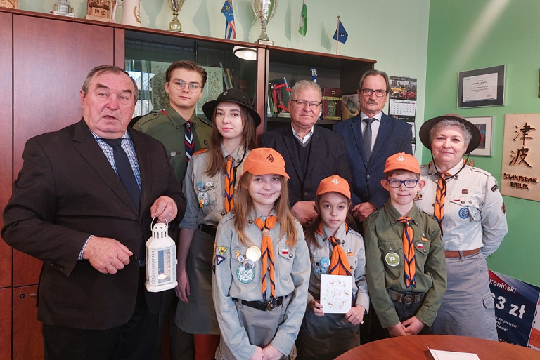 Harcerze przekazali starostom Betlejemskie Światło Pokoju