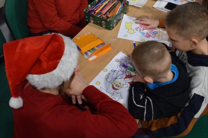 Integracja, prezenty i wata cukrowa, czyli spotkanie mikołajkowe rodzin zastępczych z powiatu