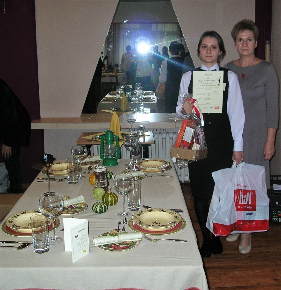 Kesja Dzierżyńska, uczennica II klasy technikum żywienia i usług gastronomicznych ZSEU w Żychlinie z nauczycielką Elżbietą Sell